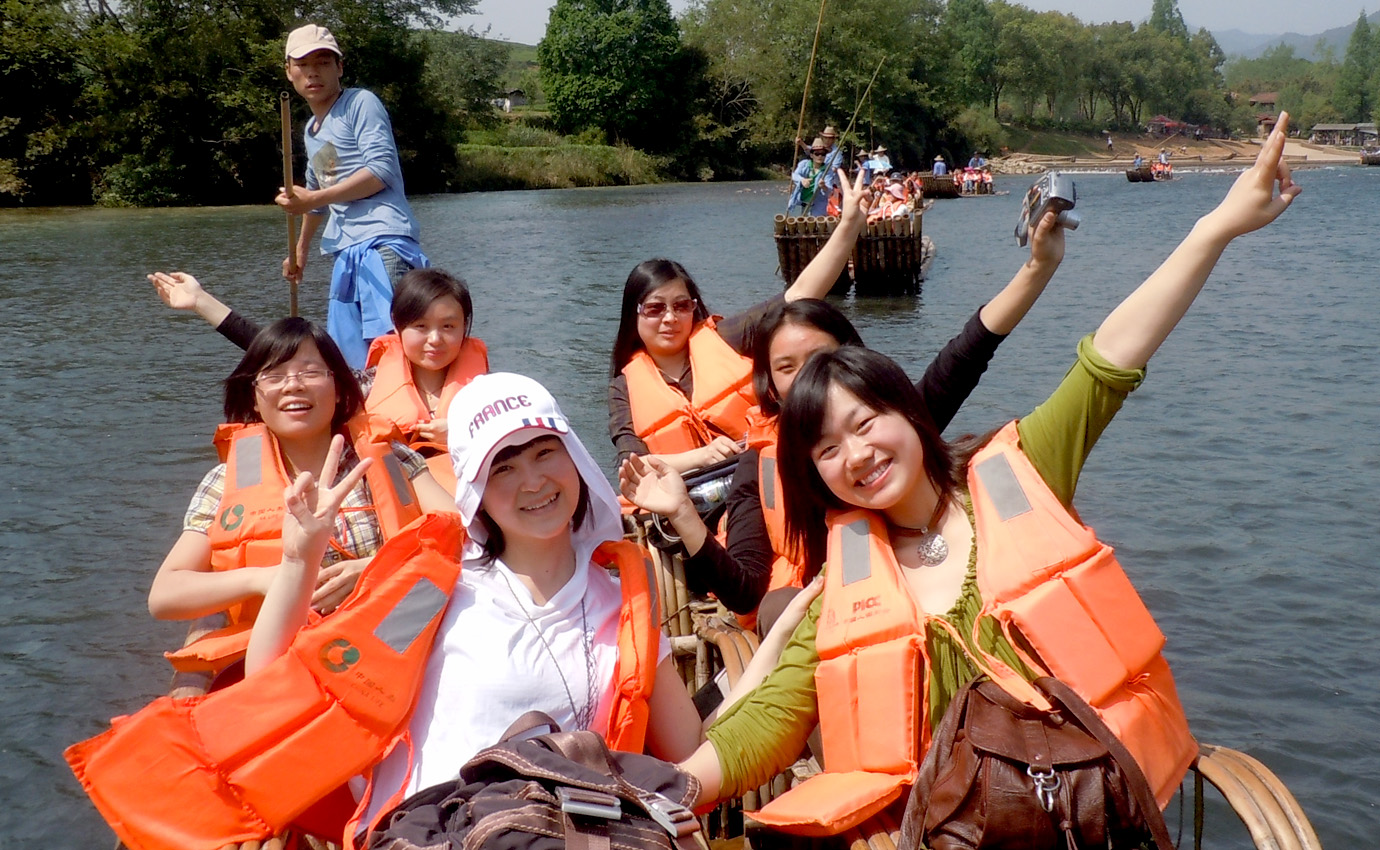 武夷山煙雨初歇，九曲溪清波漣漪